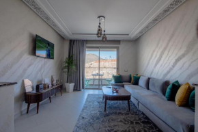 Luxury Seafront Apartment 99sqm with Wi-Fi and Parking